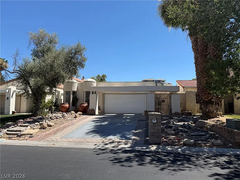 3194 Bel Air Dr — Photo 2