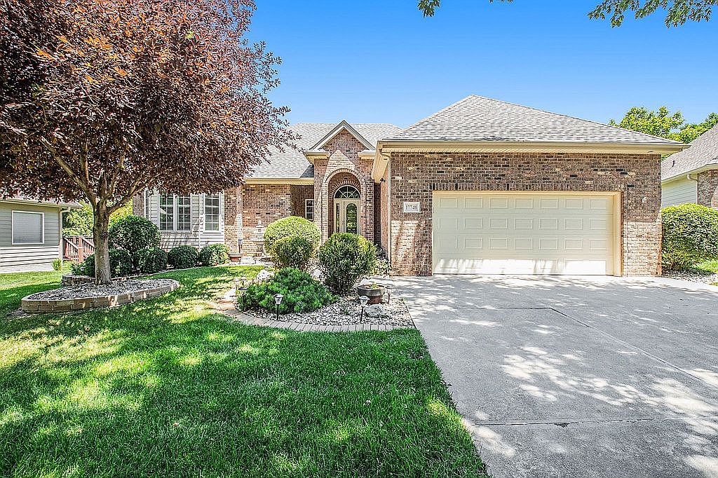 ami♡*°　1225 Ami Paris Leather clutch with logo detail and zip | The Fashion Square