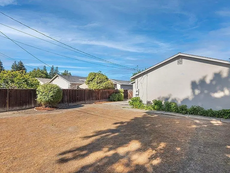 1202 Foley Ave — Photo 7