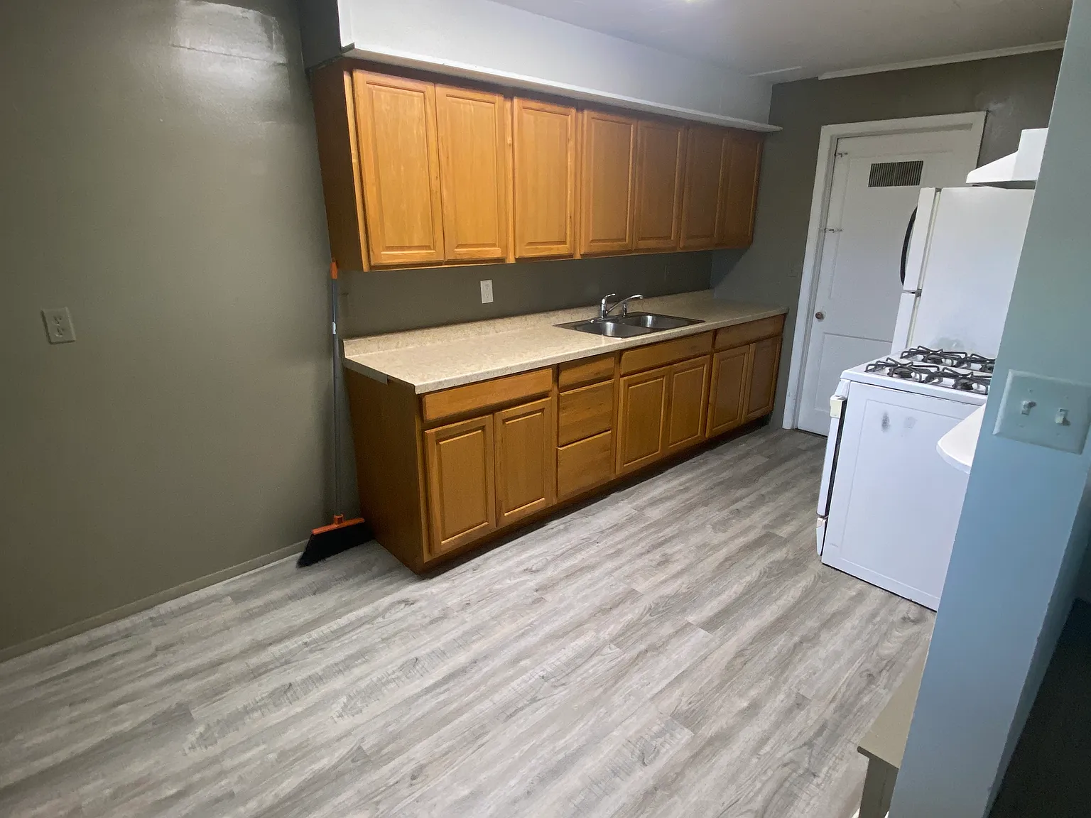 3 bed, $1,300 — Photo 3
