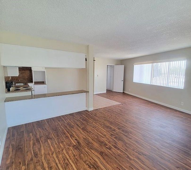 1st image of 985 N Park Cir #14