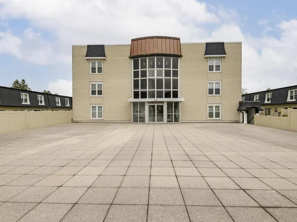 9500 North Green Bay ROAD #305, Brown Deer, WI 53209