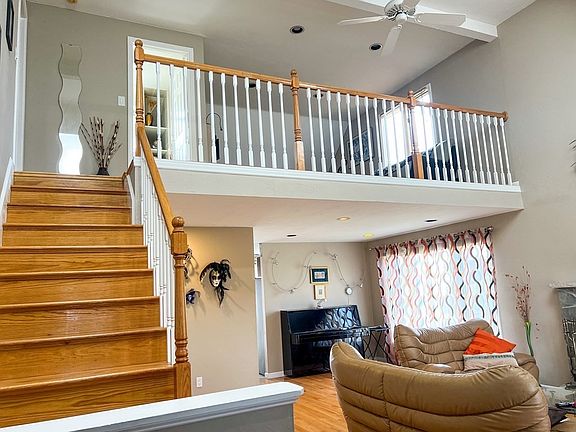 3rd image of 72 Copperwood Dr