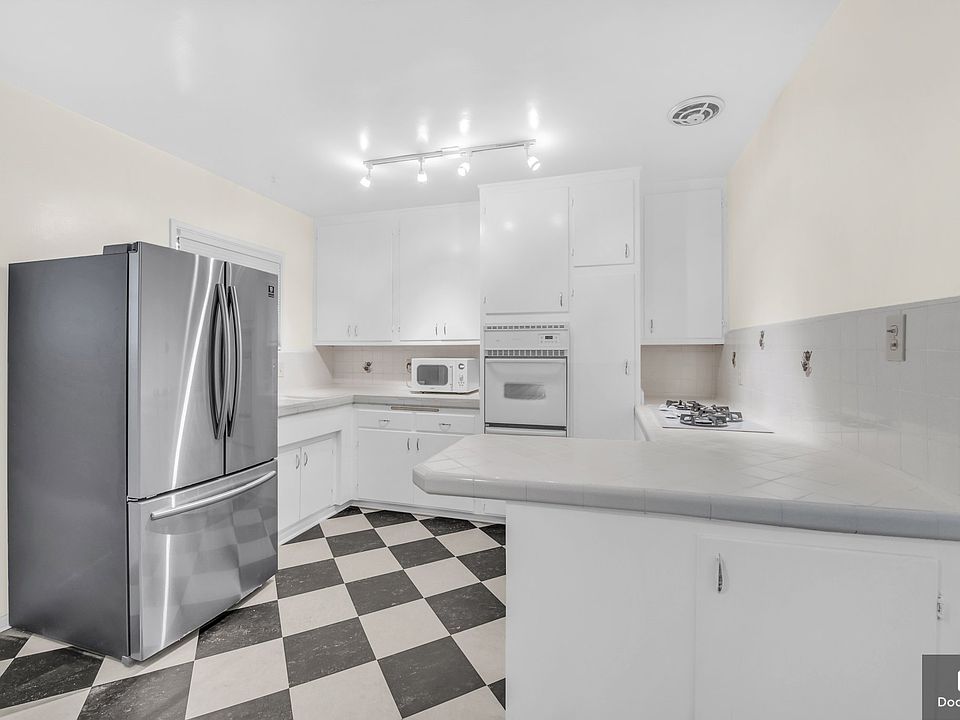 1st image of 1945 Hillhurst Ave #2