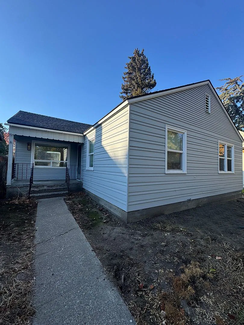 Charming 3 Bedroom Home with Detached Garage — Photo 2