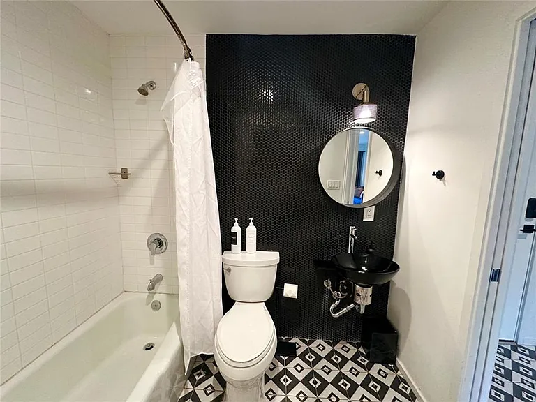 201 Academy Dr — Photo 4