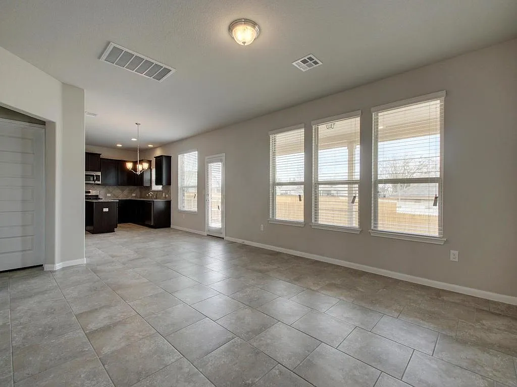 4 bed, 2.5 bath, 2606 sqft, $2,650 — Photo 4