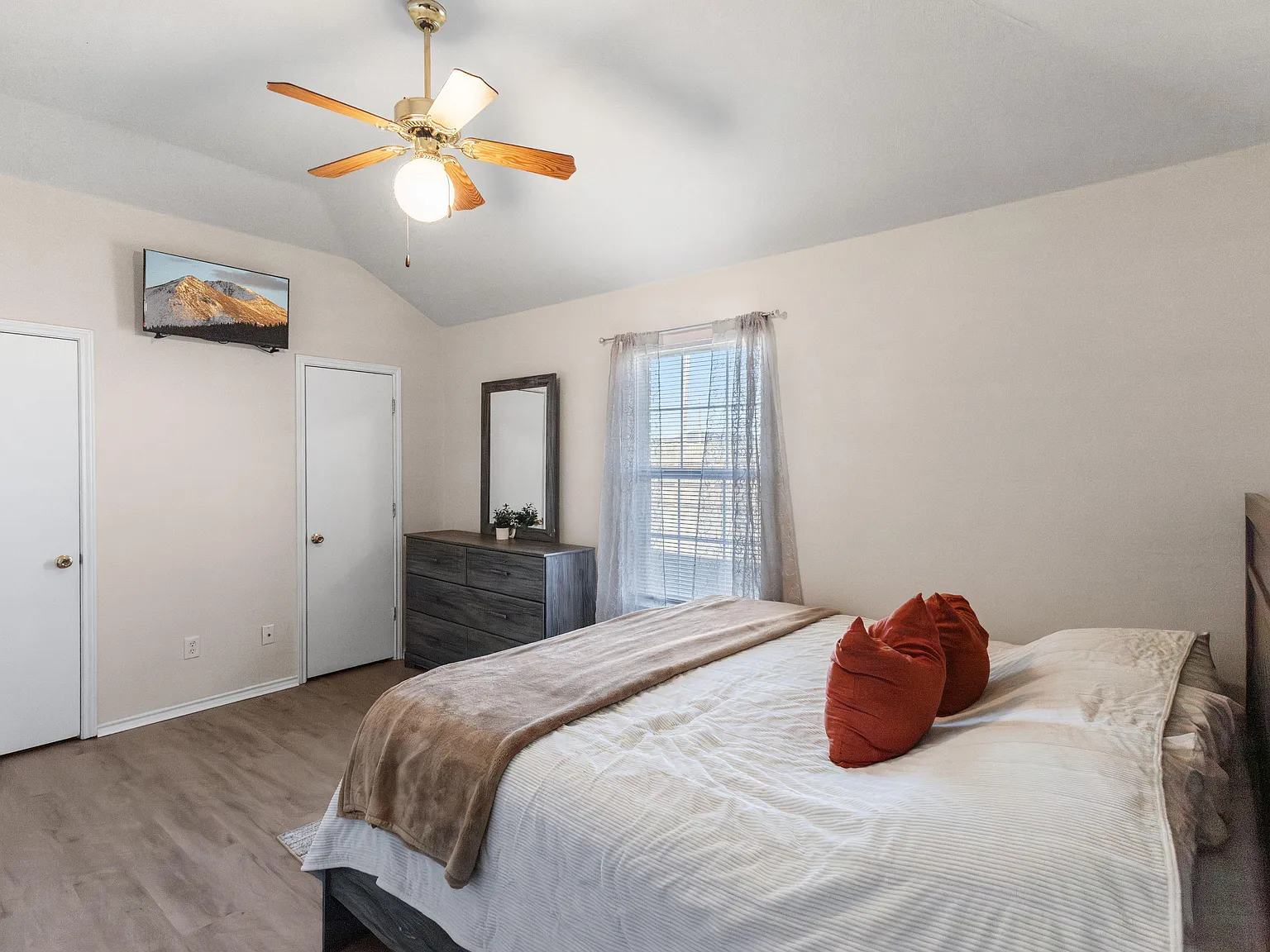 3 bed, 2.0 bath, 1200 sqft, $910 — Photo 2