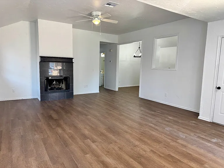 223 W 6th St — Photo 3