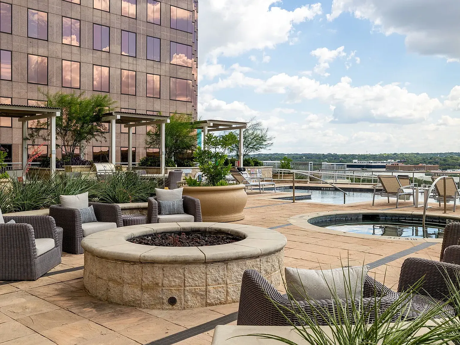 1 bed, 994 sqft, $3,633 — Photo 4