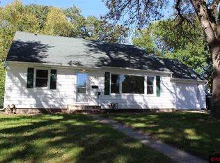 215 Woodshire Dr, Mankato, MN 56001