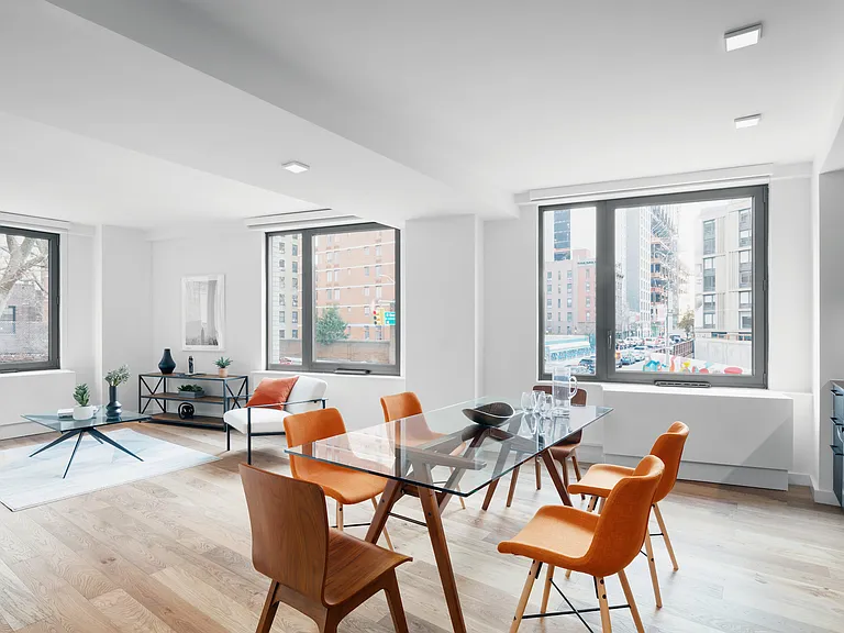 411 35th St #6L — Photo 1