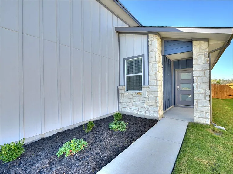 7512 Daves Landing Dr — Photo 2