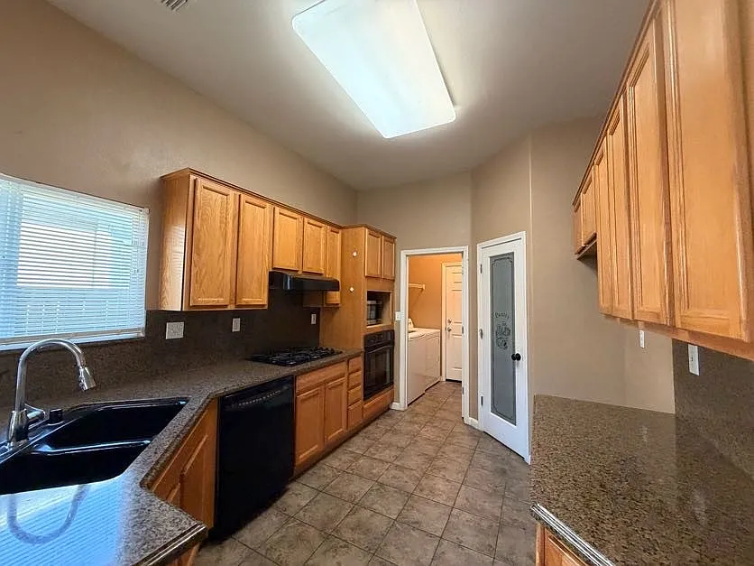 4 bed, 2.5 bath, 2155 sqft, $2,290 — Photo 4