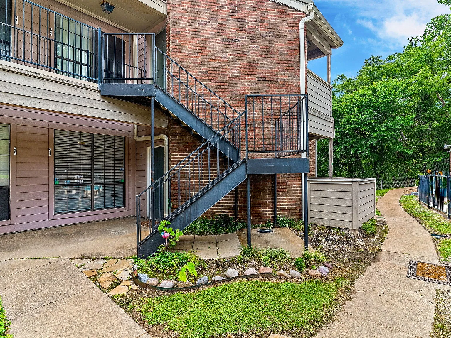 1 bed, 1.0 bath, 703 sqft, $1,300 — Photo 1