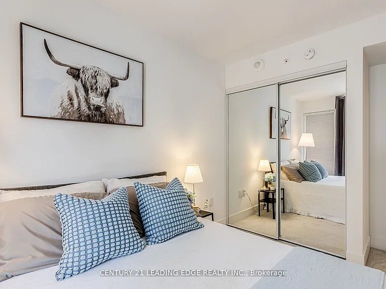 955 Bay St #913 — Photo 12