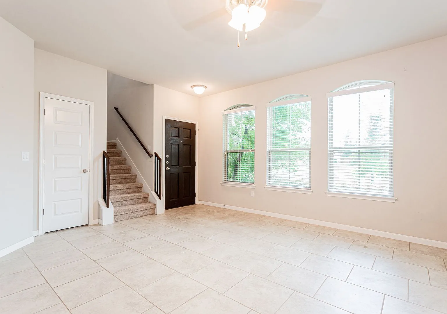4BR / 2.5BA Home in Round Rock Covered Porch, Private Balcony & 2-Car Garage — Photo 4