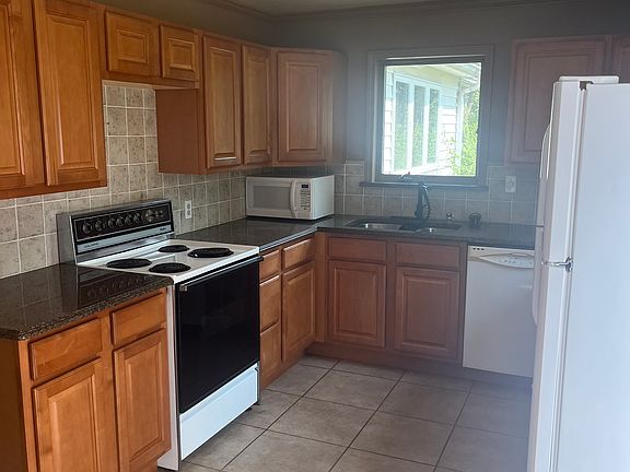3rd image of 20951 Van Buren St