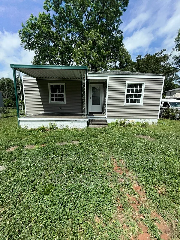 3 bed, 1.0 bath, 784 sqft, $1,200 — Photo 1
