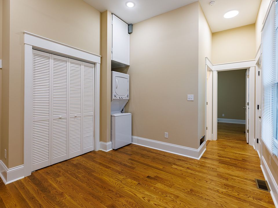 Bedroom features in-unit washer and dryer, closet, and ceiling fan.