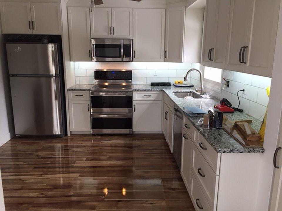 Custom made kitchen, top of the line appliances