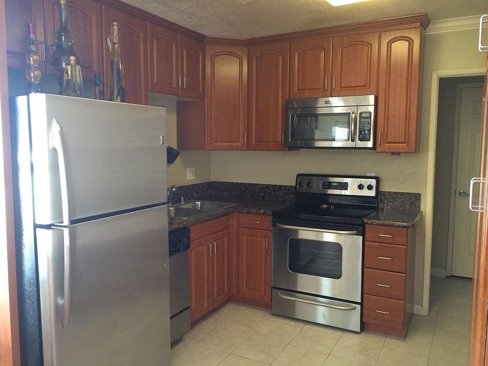 Upgraded kitchen with stainless oven, microwave and refriger