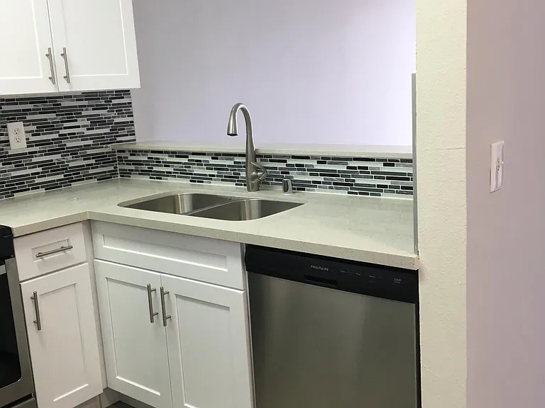 Catalina Apartments — Photo 29