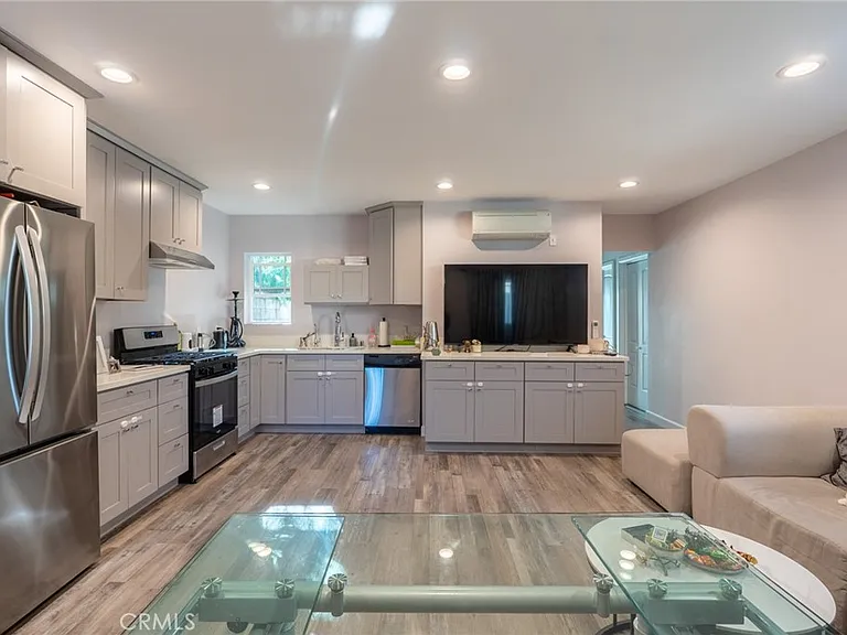 7647 Amestoy Ave — Photo 2