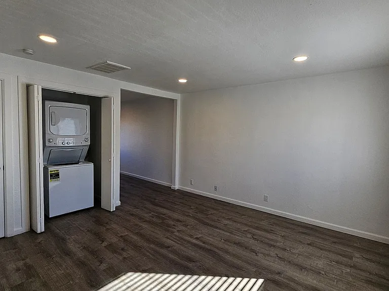 219 Candelaria Rd NW — Photo 8