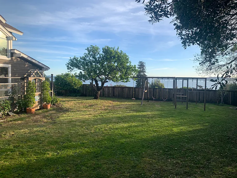 Large secluded yard with Bay view