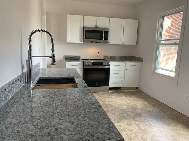 3 bed, 1300 sqft, $1,400 — Photo 3