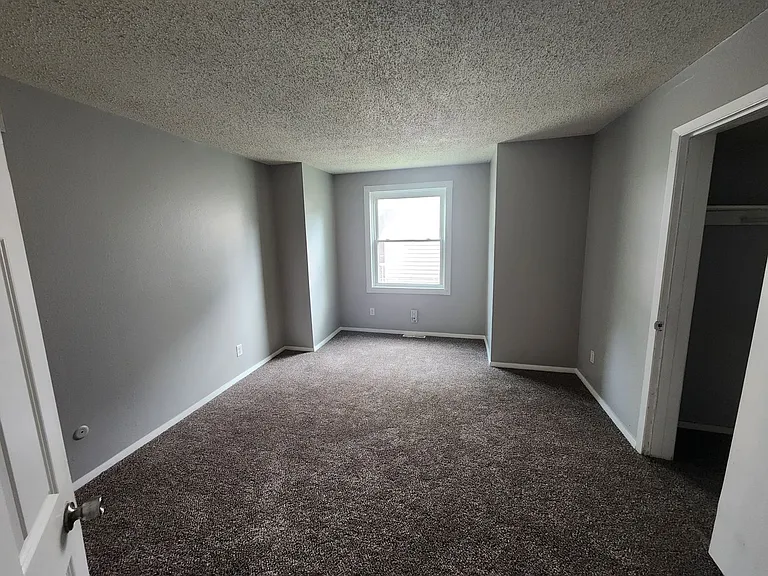 621 W 15th St — Photo 7