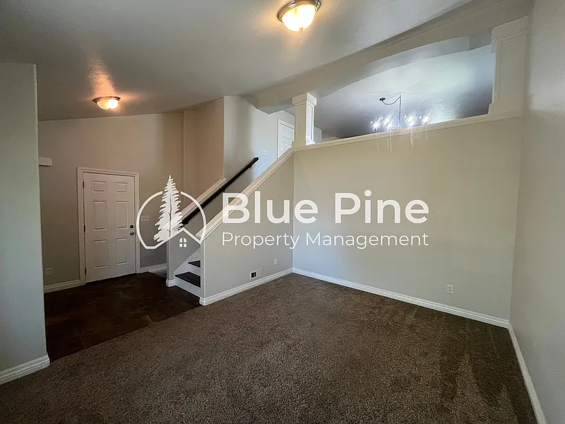 5 bed, 3.0 bath, 2527 sqft, $2,550 — Photo 3