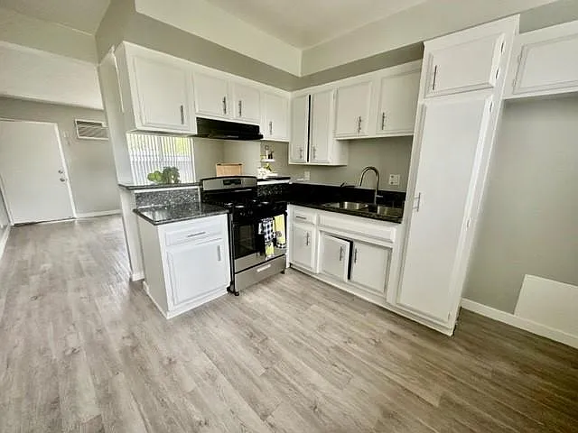 Country Club Apartments — Photo 18