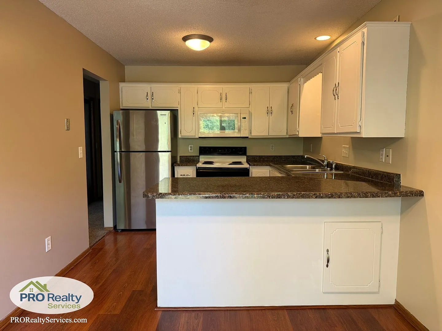 3 Bedroom Home in Maple Grove — Photo 4