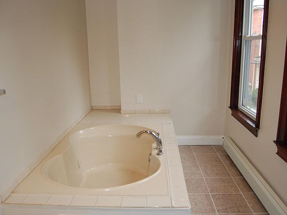 5th image of 4915 Warrington Ave