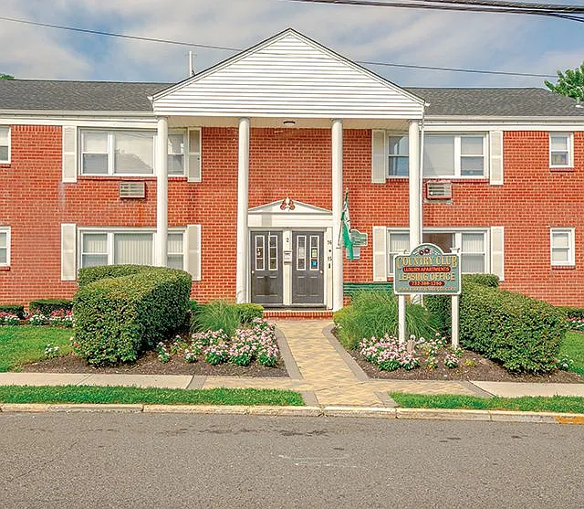 Country Club Apartments — Photo 13