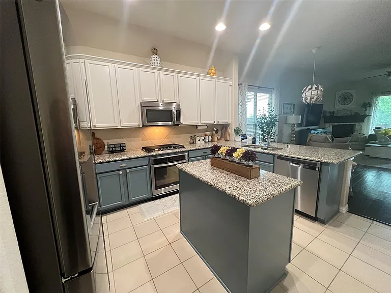 916 Sundrop Dr — Photo 4