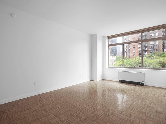 4th image of 360 W 43rd St APT S4h