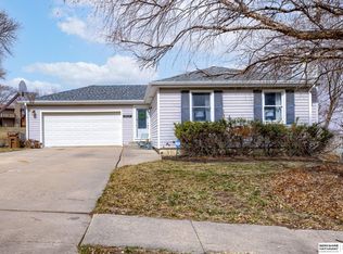 4424 Hallcliffe Rd, Lincoln, NE 68516
