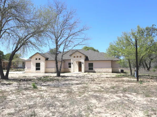 193 Oak Fields Dr, Floresville, TX 78114