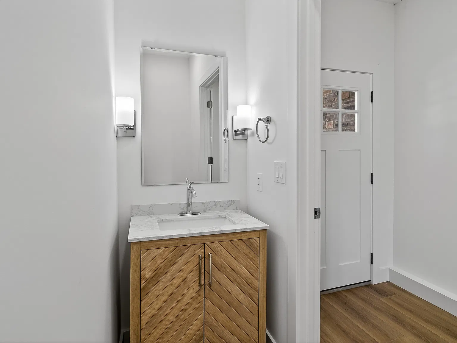 4 bed, 3.5 bath, 2000 sqft, $2,700 — Photo 3