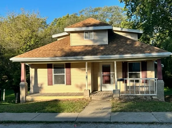 322 B St, Charleston, IL 61920