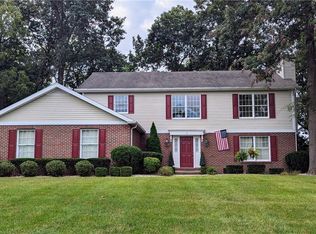 2 Deerfield Ln, Charleston, IL 61920