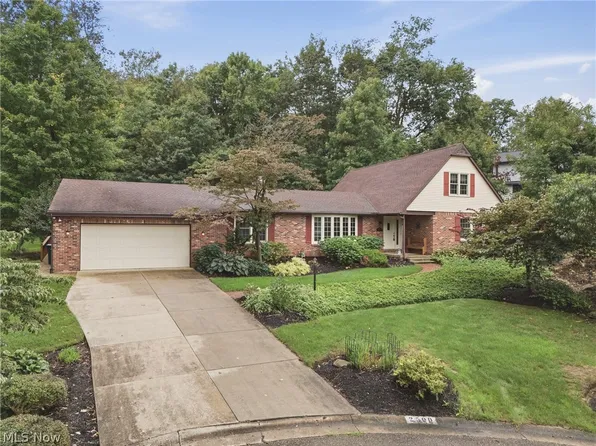 2500 Treetop Cir NE, Canton, OH 44705
