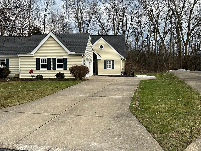 205 Stratford Rd — Photo 1