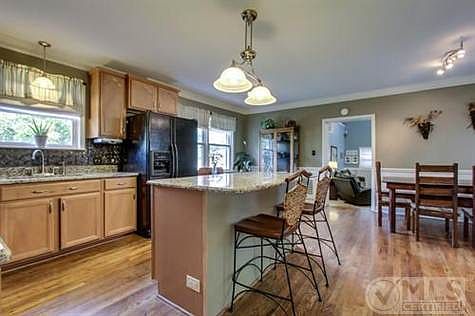 5th image of 402 W Kingwood Dr