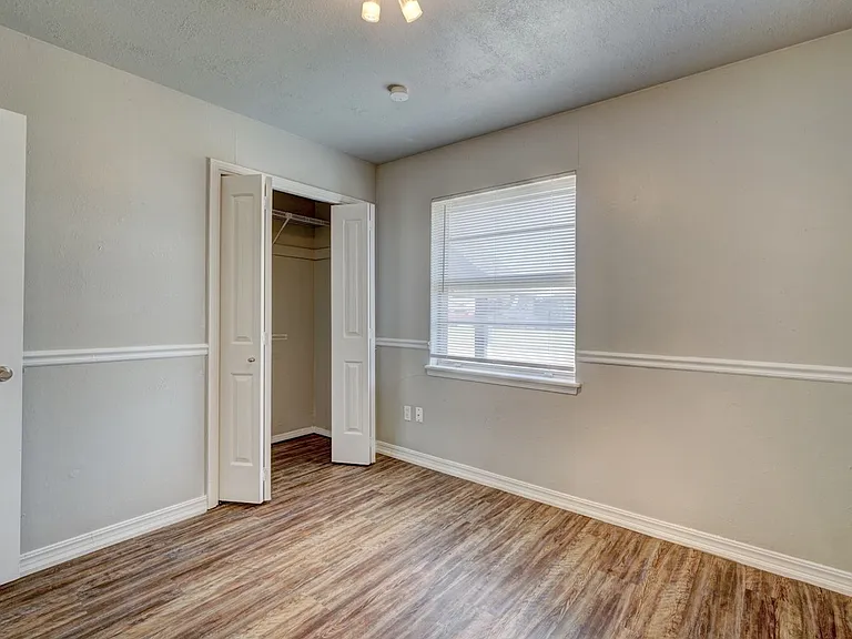 1401 Hampton Dr — Photo 37