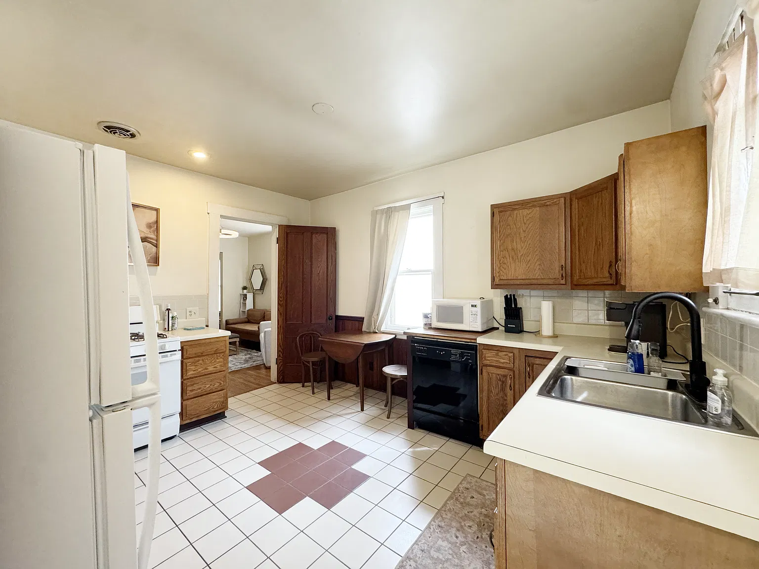 2 bed, 744 sqft, $1,750 — Photo 1