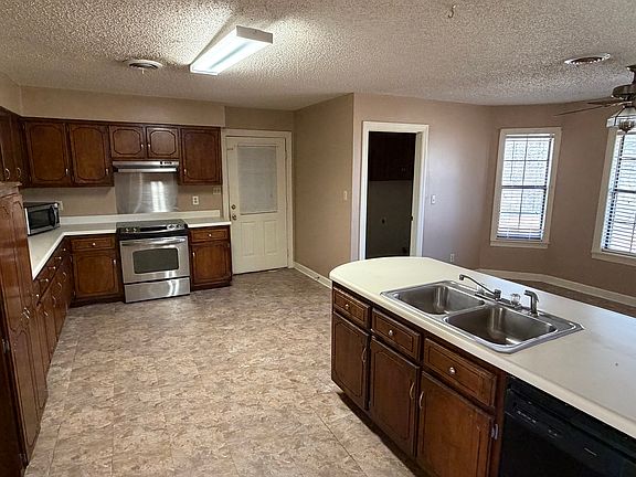 3rd image of 1106 Nixon Dr